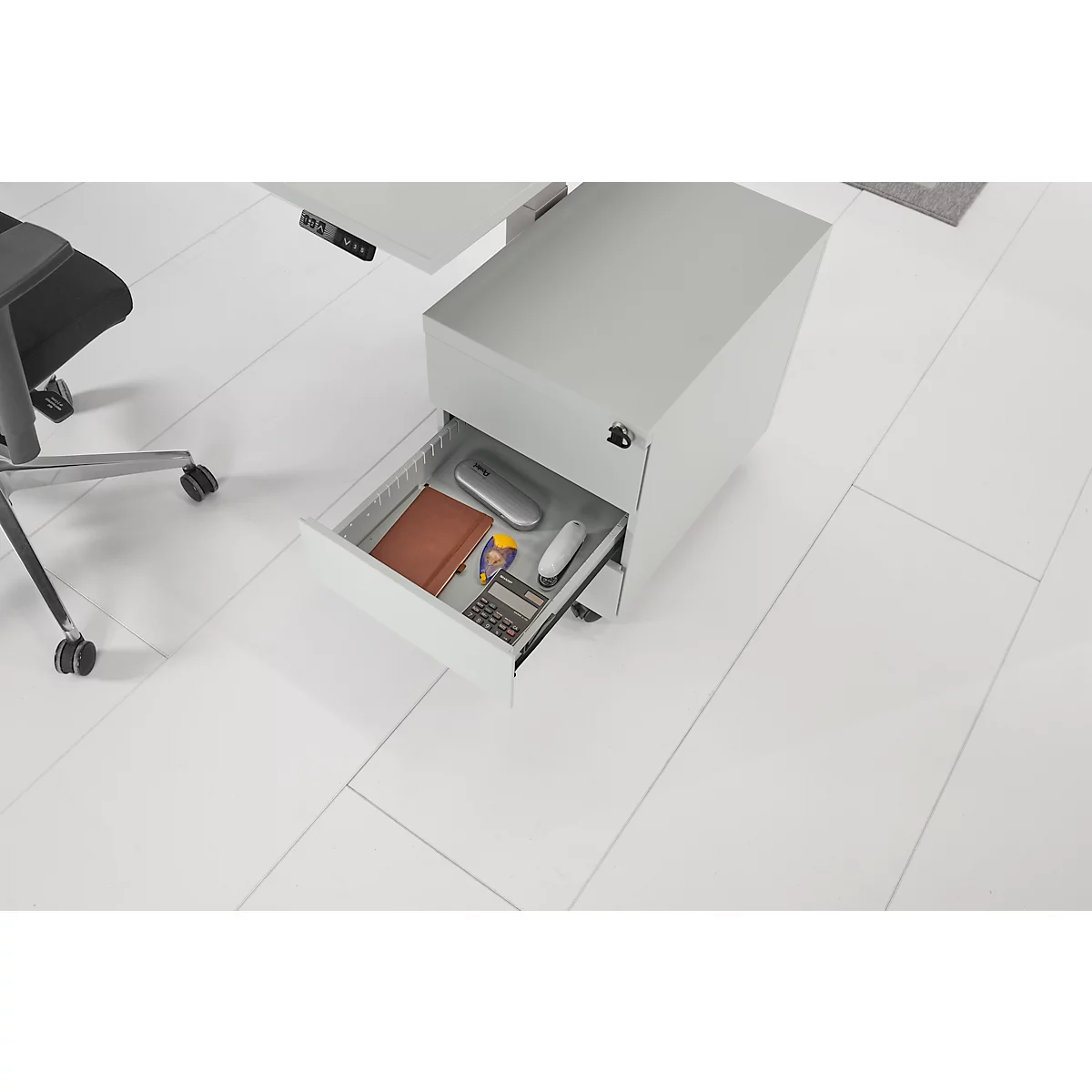 Schäfer Shop Pure verrijdbaar ladeblok, B 390 x D 590 x H 550 mm, 3 schuifladen, greepuitsparing aan de zijkant, afsluitbaar, staal lichtgrijs