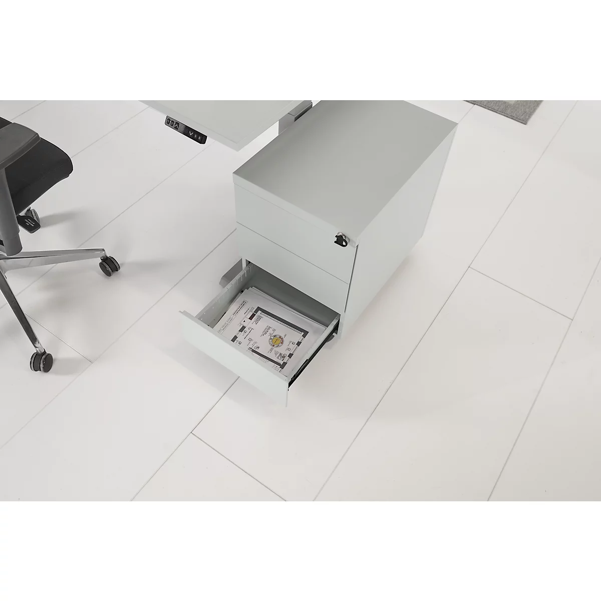 Schäfer Shop Pure verrijdbaar ladeblok, B 390 x D 590 x H 550 mm, 3 schuifladen, greepuitsparing aan de zijkant, afsluitbaar, staal lichtgrijs