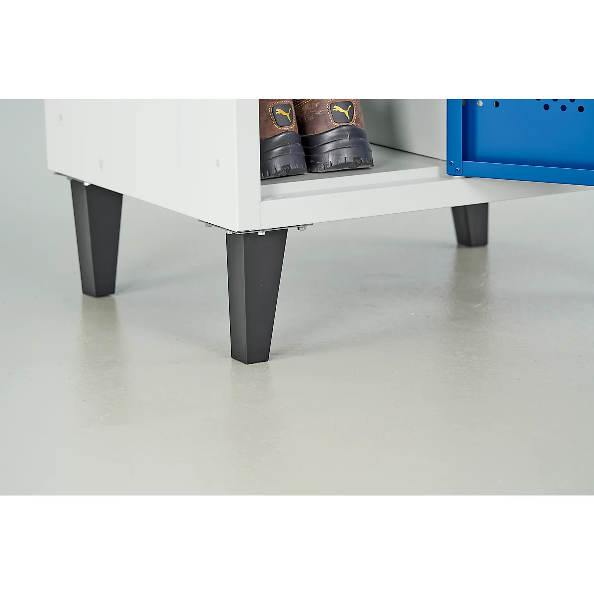 Schäfer Shop Pure Vestiaire, 2 compartiments, sur pieds, serrure à came batteuse, gris clair/bleu gentiane