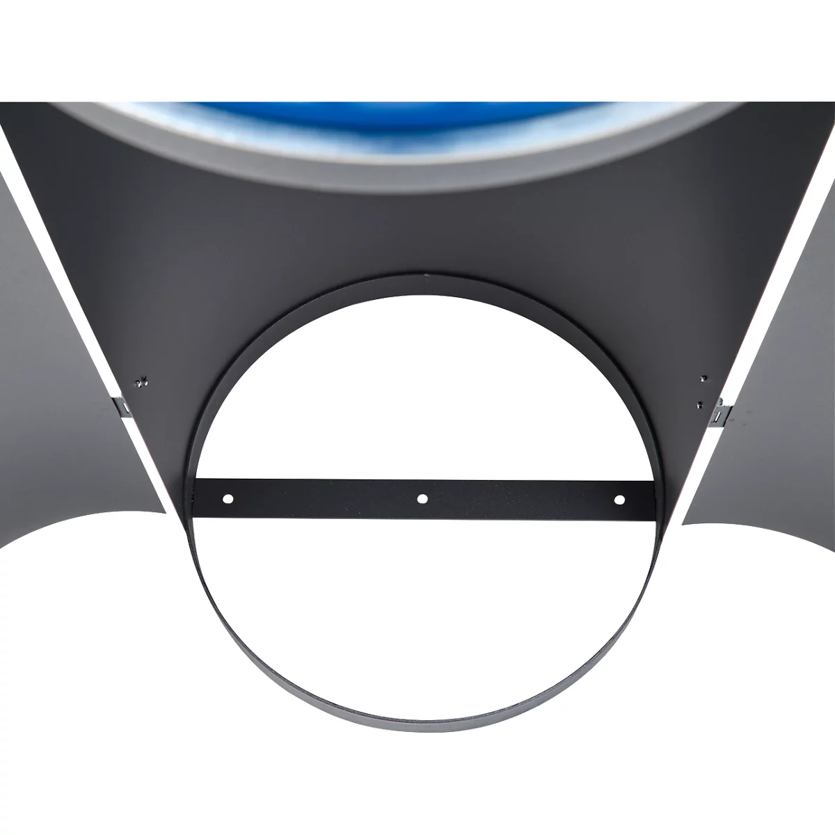 Detailopname van een metalen constructie. Een zwarte ring omsluit een opening. Grijze en blauwe elementen zijn zichtbaar op de achtergrond.
