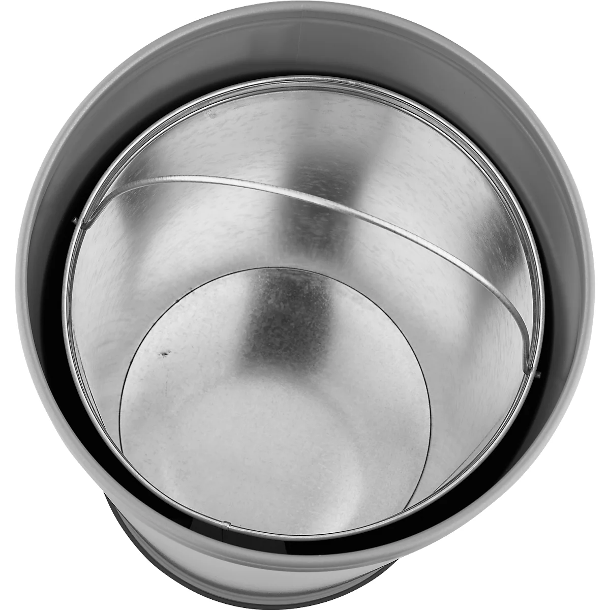 Bovenaanzicht van een lege zilverkleurige metalen emmer met een zwarte rand en handvat. De emmer staat iets schuin.
