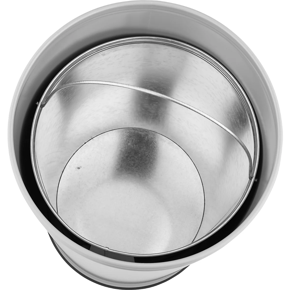 Bovenaanzicht van een witte trechter met een metalen binnenvoering en een metalen ring.
