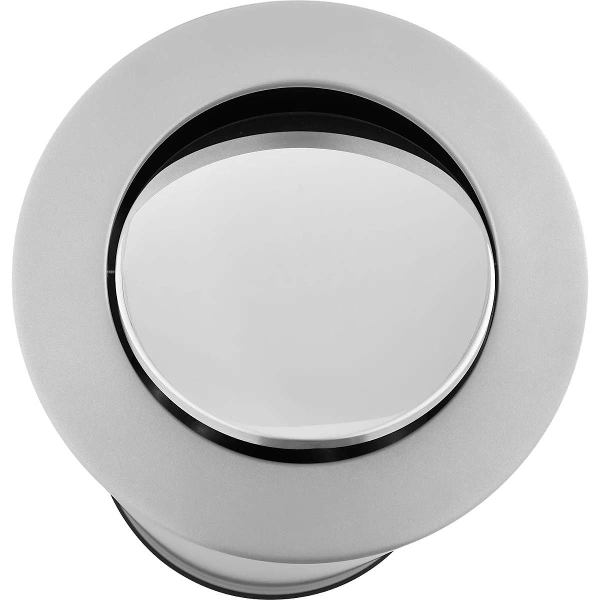 Close-up van een ronde, glanzende, zilverkleurige spoelknop. Een zwarte ring scheidt de knop van het bredere zilverkleurige frame.