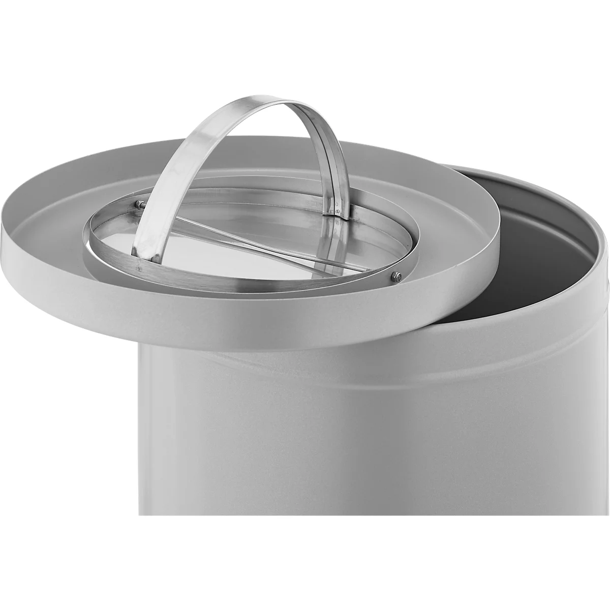 Lichtgrijze blik, deksel iets geopend, met metalen handvat om te dragen. De deksel heeft een metalen ring en een handvat.
