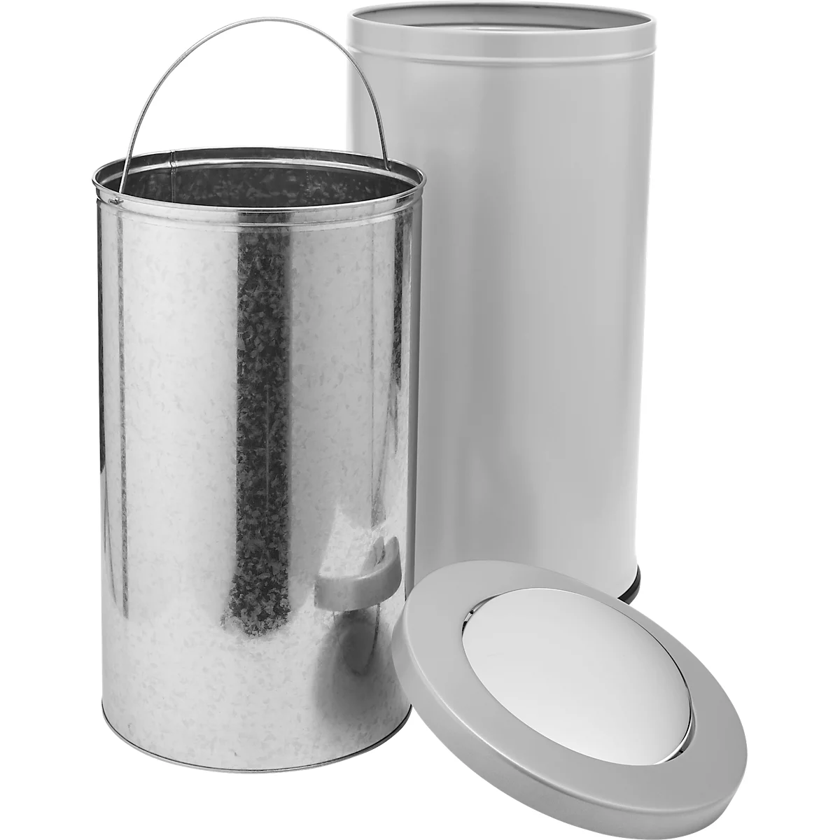 Drie metalen containers. Een emmer met een handvat, een lege vuilnisbak en een deksel.