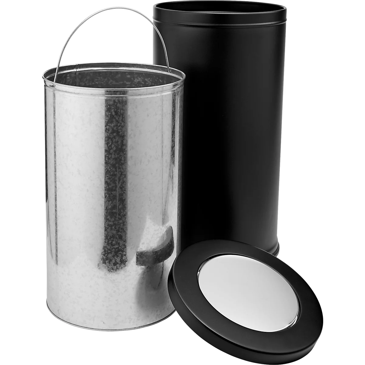 Drie metalen containers op een witte achtergrond: een emmer met handvat, een zwarte vuilnisbak en een deksel.