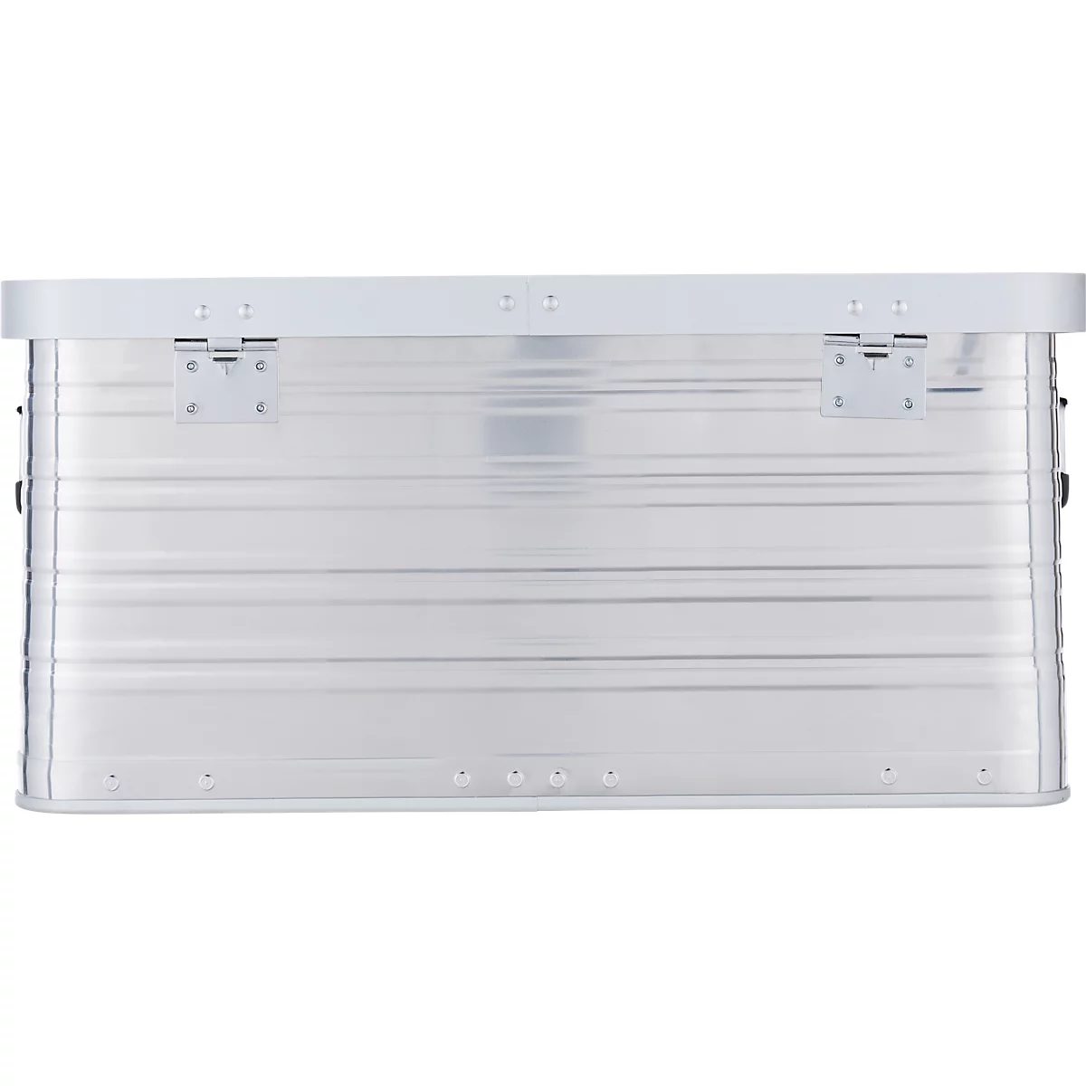 Silberne Box mit horizontalen Rillen, Scharniere oben. Klare Linien, neutraler Hintergrund.