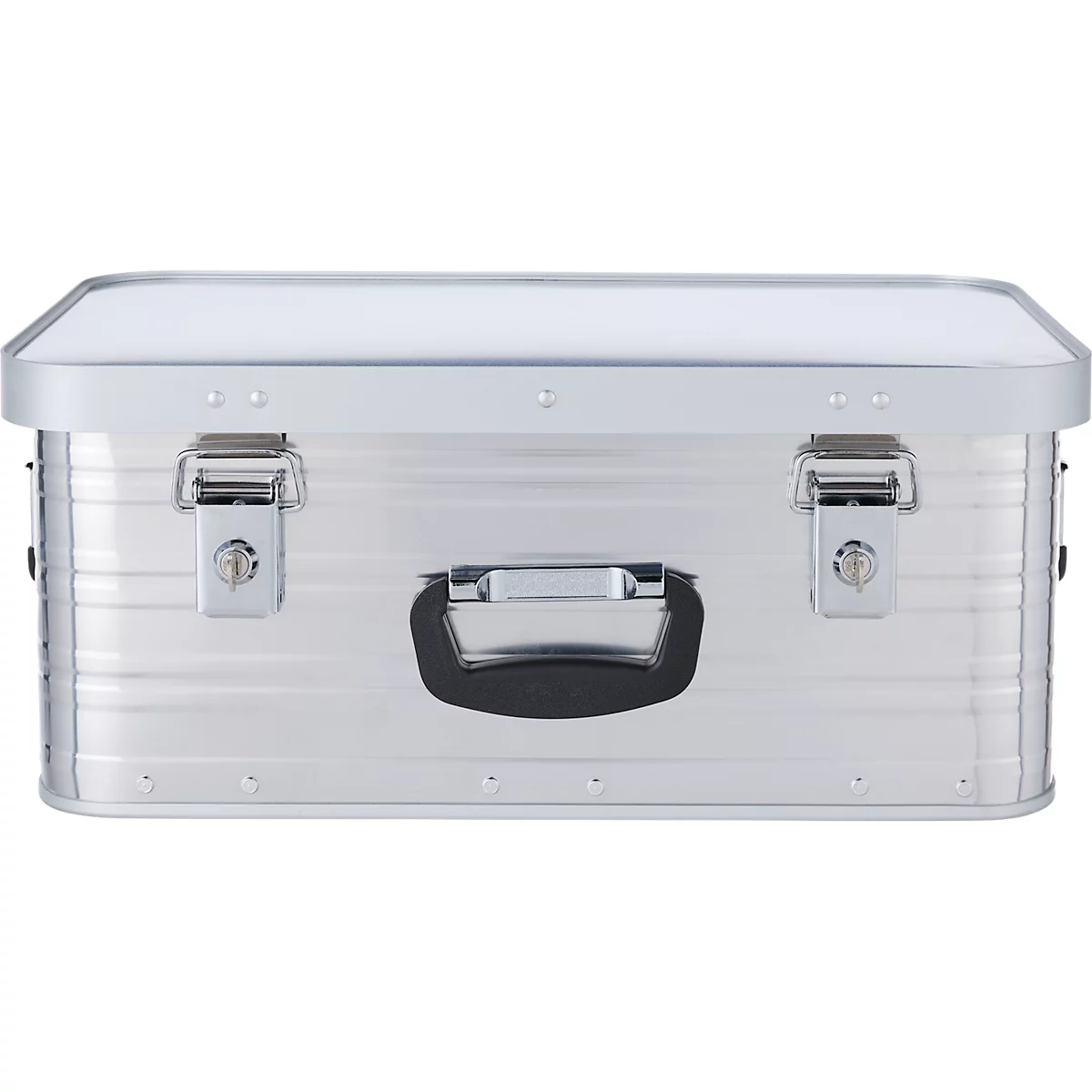 Silberne Aluminiumbox mit Griff, Verschlüssen und geriffelter Oberfläche.