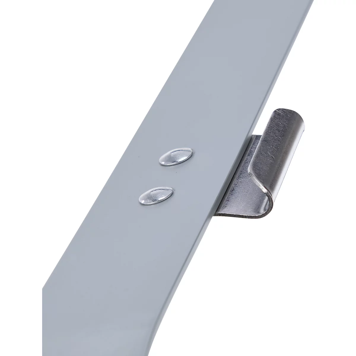 Grauer Metallstreifen mit zwei Nieten und einem gebogenen Halter. Nahaufnahme, detaillierte Ansicht.