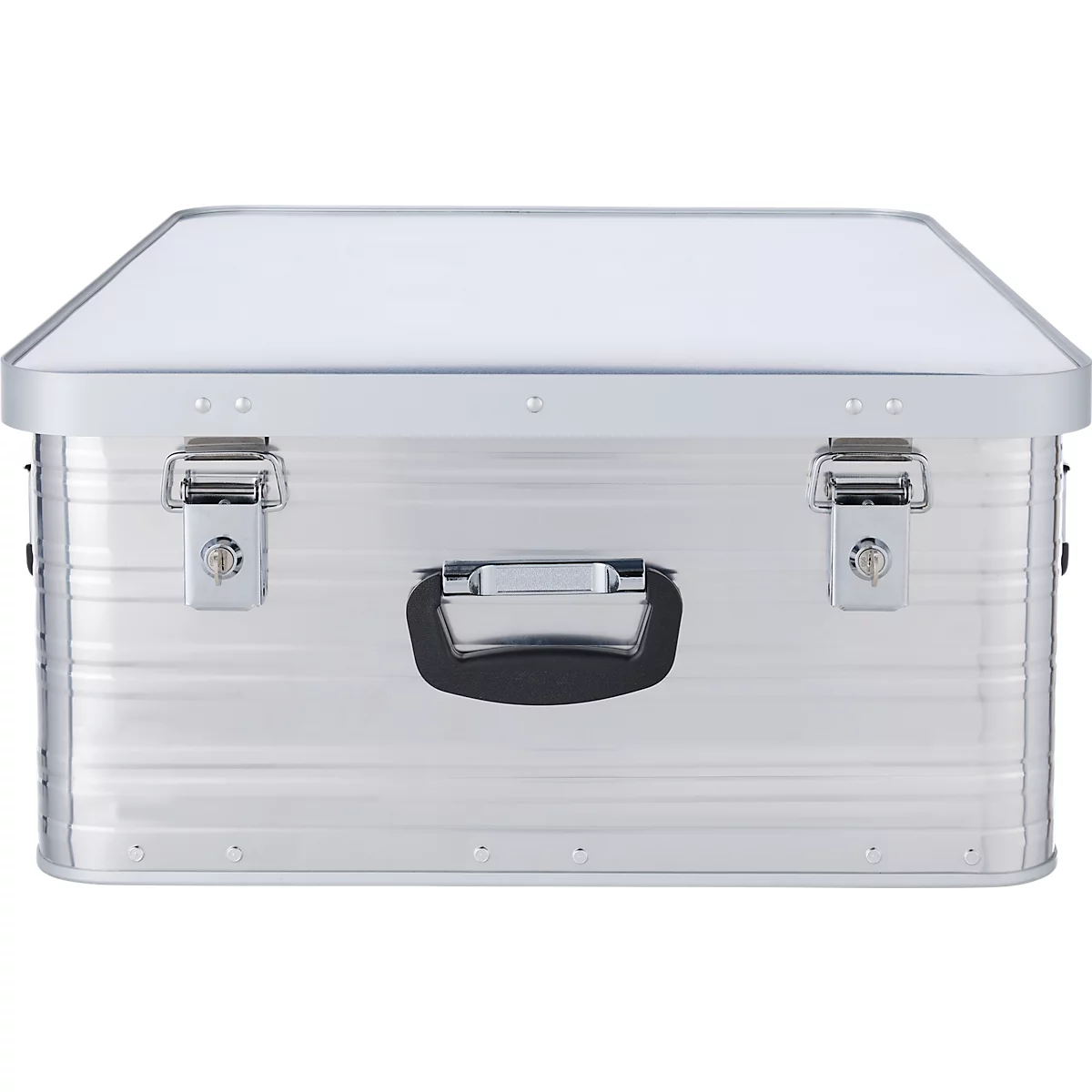 Silberne Box mit Griff, zwei Verschlüssen und geriffelter Oberfläche.