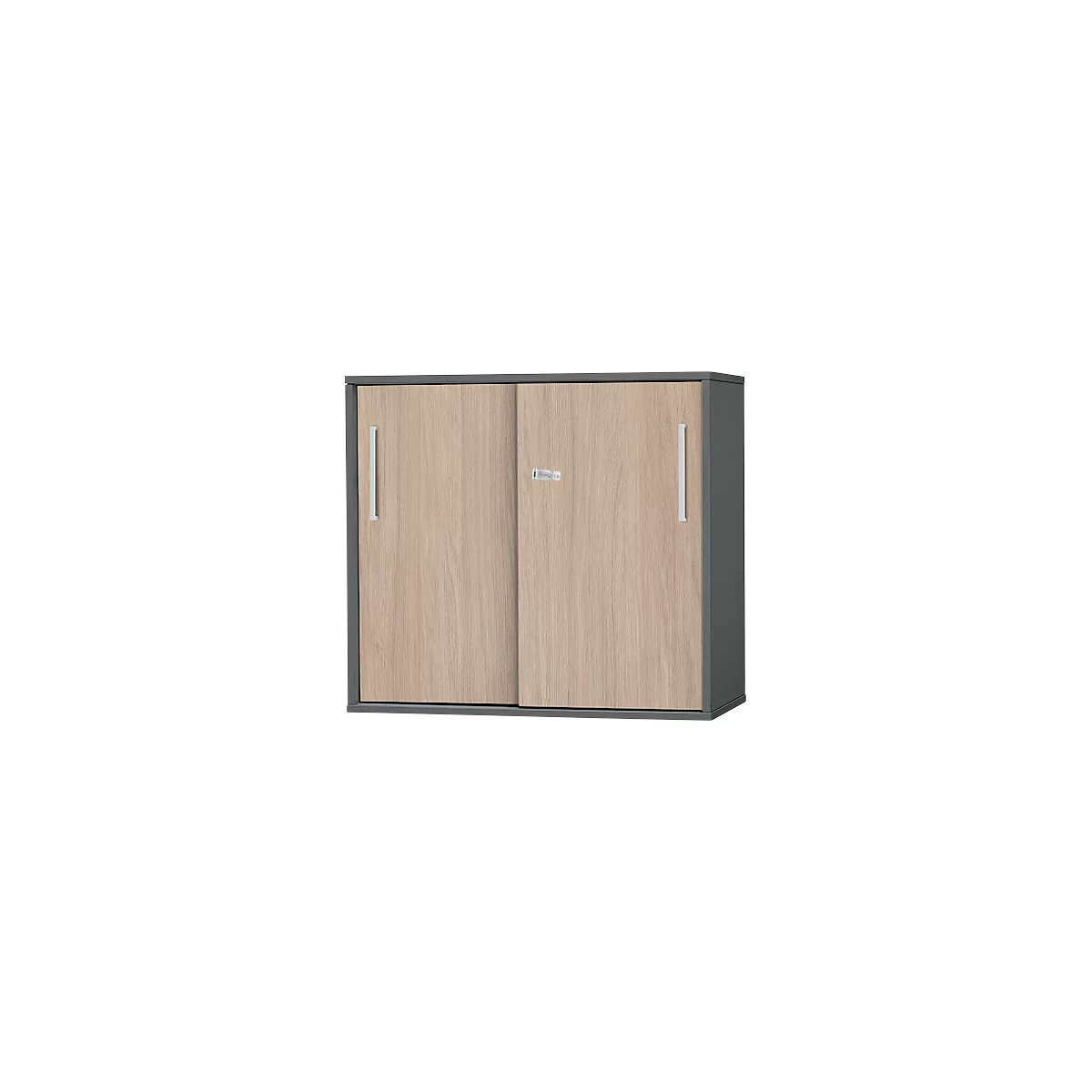 Holzschrank mit Schiebetüren. Grauer Rahmen und Griffe, helle Holzoptik.