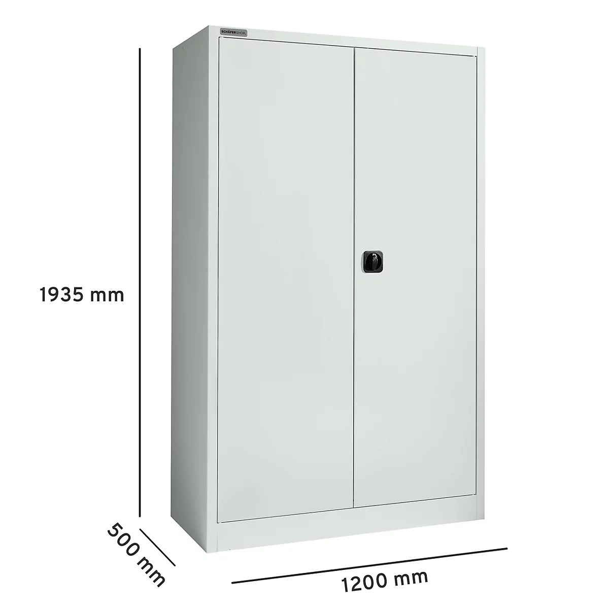 Un cabinet en acier blanc à deux portes. Dimensions : 1935 mm de haut, 1200 mm de large, 500 mm de profondeur. Poignée noire au milieu.