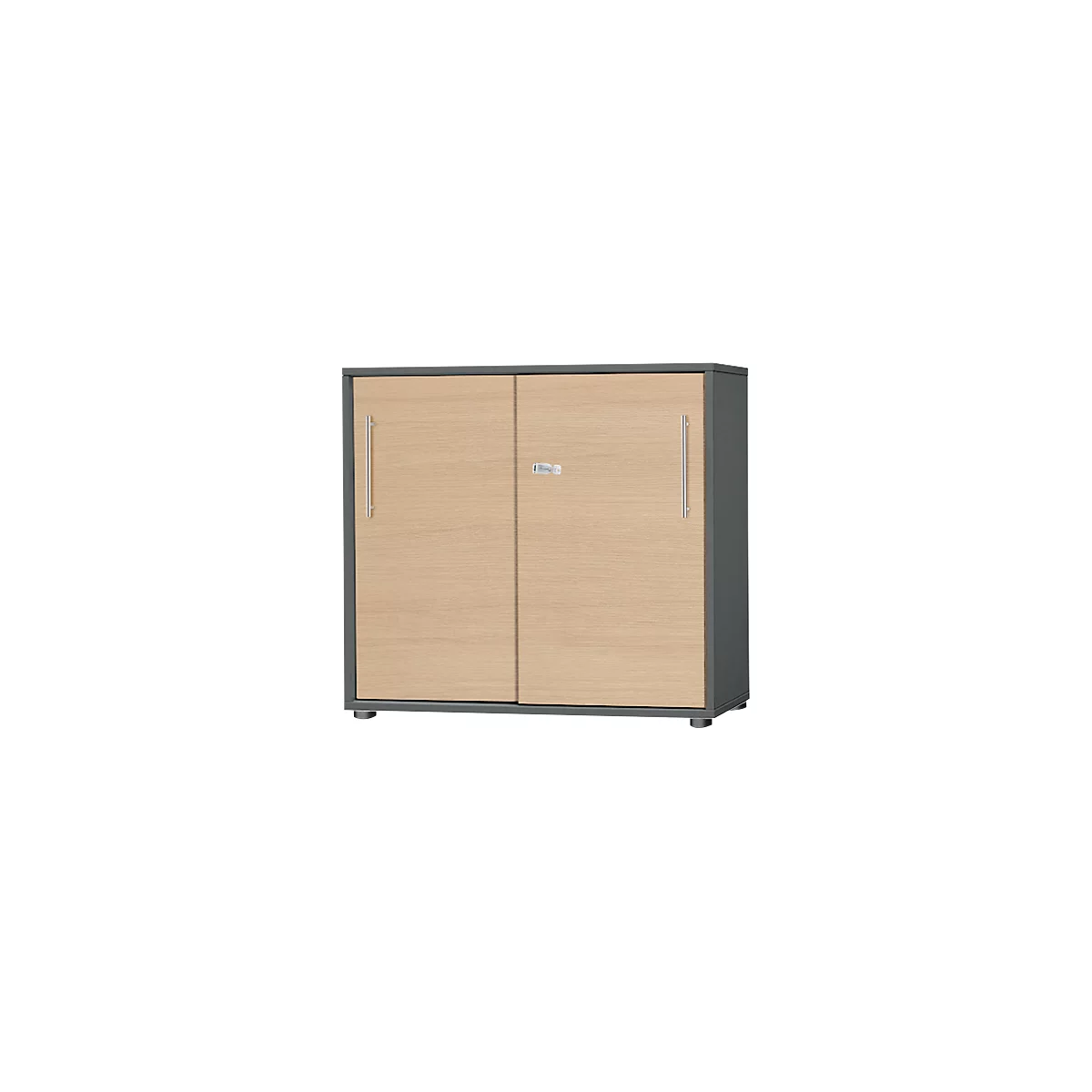 Une armoire grise avec deux portes en bois clair et des poignées verticales en métal. Les portes sont fermées, une poignée est au milieu.