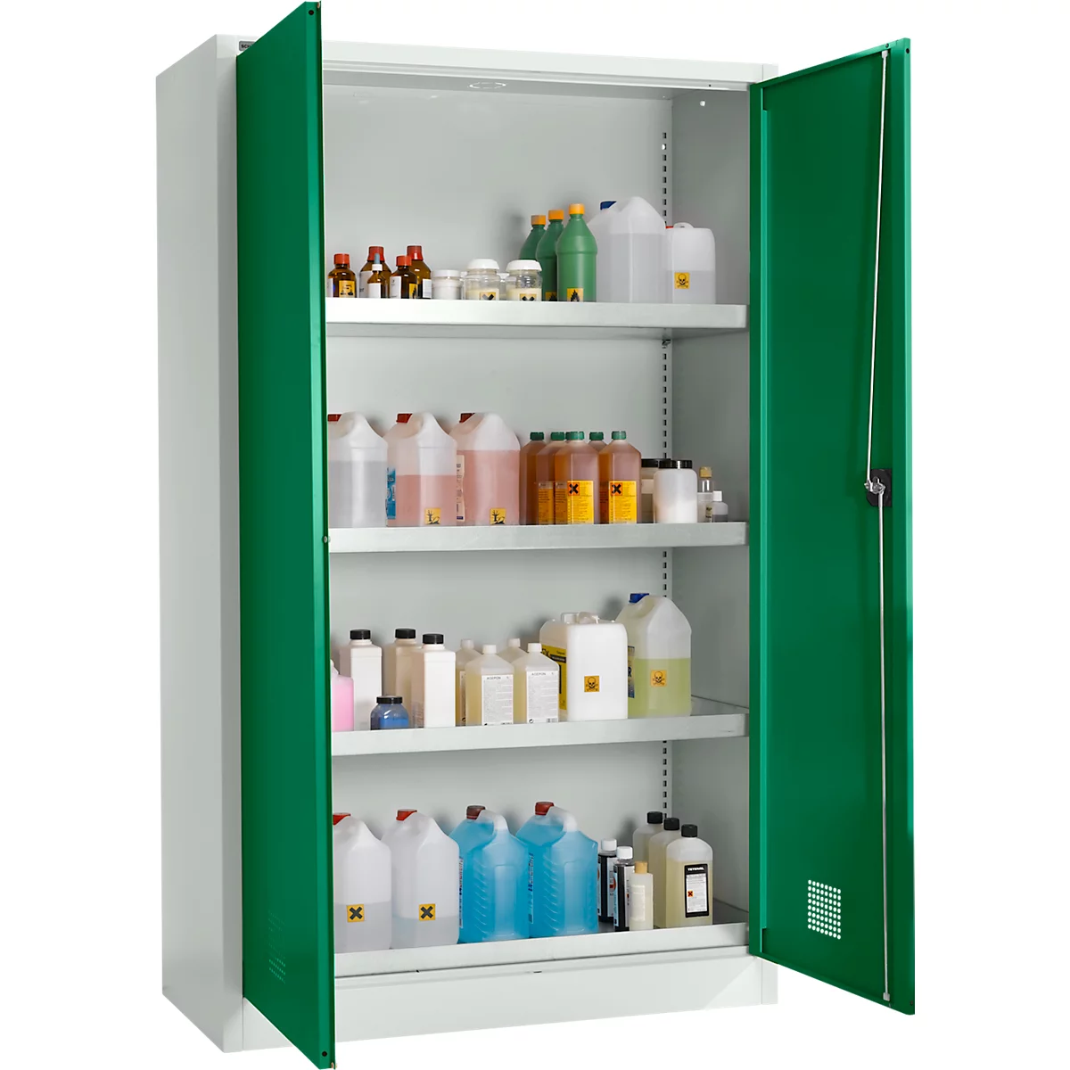 Une armoire de sécurité verte ouverte avec des bouteilles de produits chimiques sur les étagères.