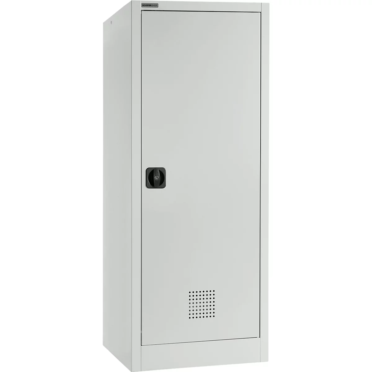 Une armoire grise avec une porte, une poignée et des fentes d'aération. Une inscription en haut à gauche. Sur fond neutre.