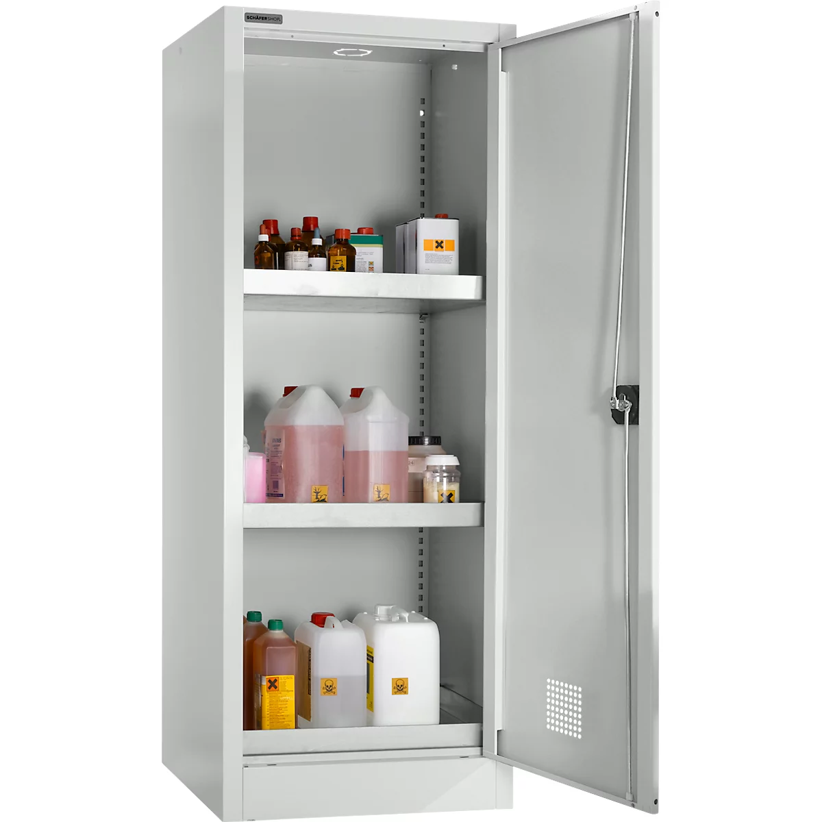 Armoire de sécurité grise ouverte avec flacons et bidons de produits chimiques sur trois étagères. Porte ouverte.