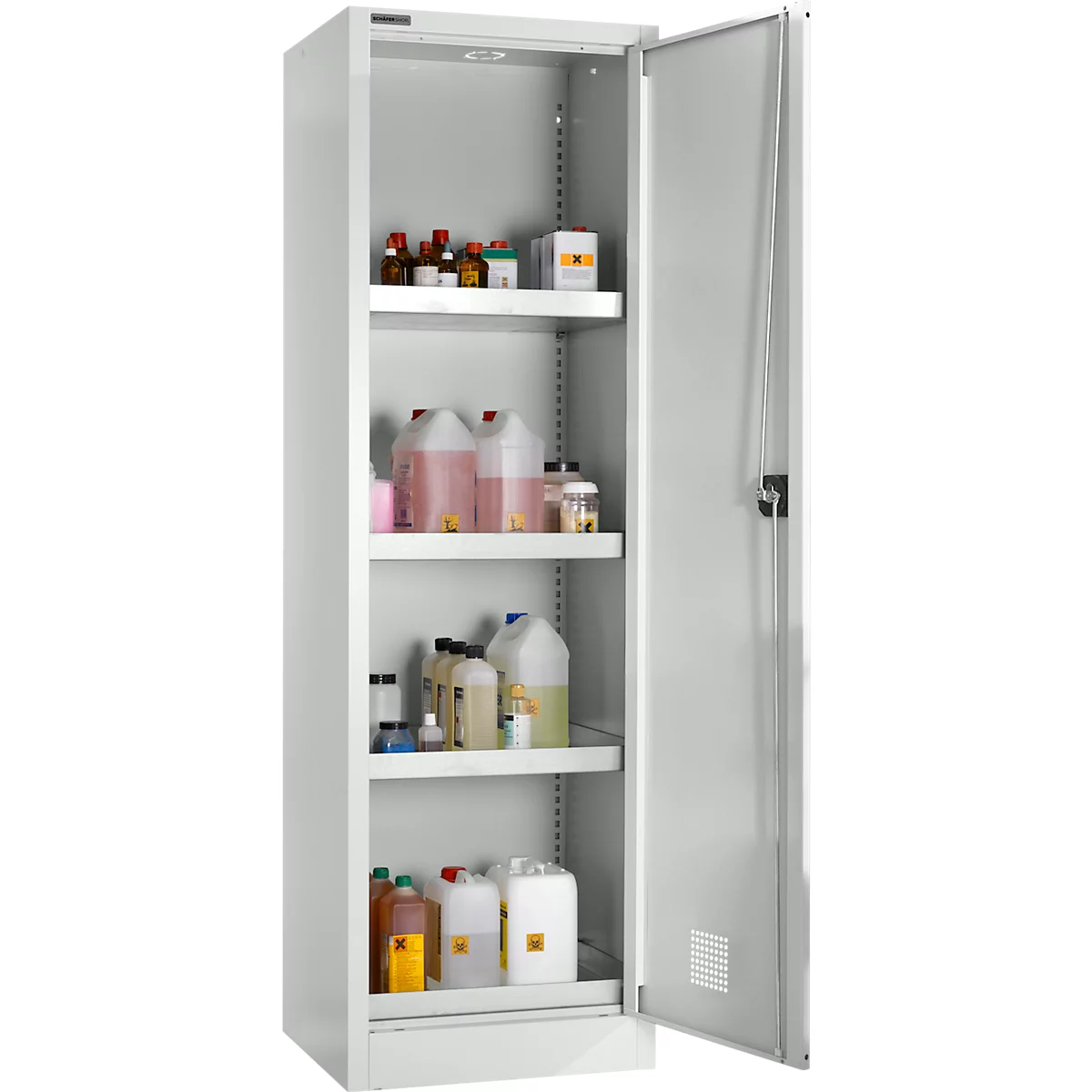 Armoire en acier grise ouverte avec des étagères remplies de bouteilles et de contenants de produits chimiques. La porte est ouverte pour montrer l'intérieur de l'armoire.