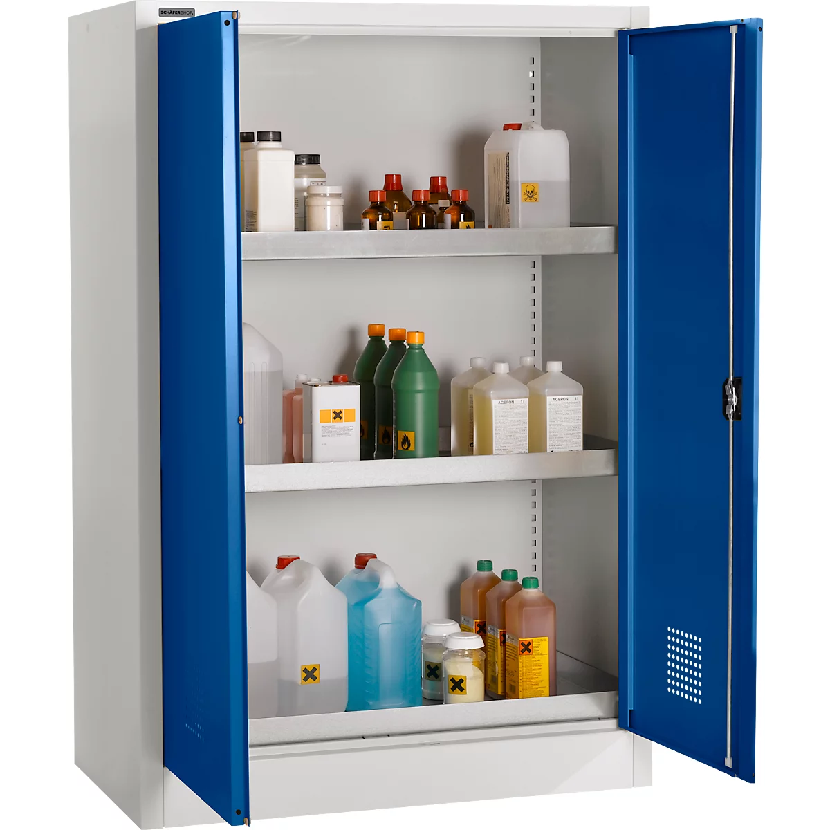 Une armoire ouverte avec des portes bleues, remplie de bouteilles et de contenants. Certains contenants sont marqués de symboles de danger.