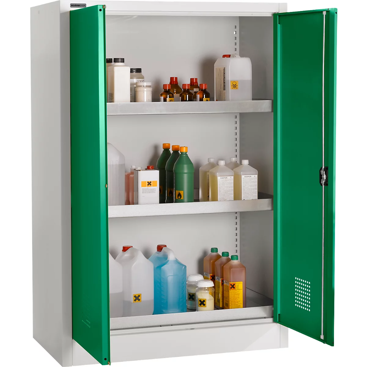 Armoire verte ouverte remplie de bouteilles et de bidons. Des symboles d'avertissement sont visibles sur les récipients.