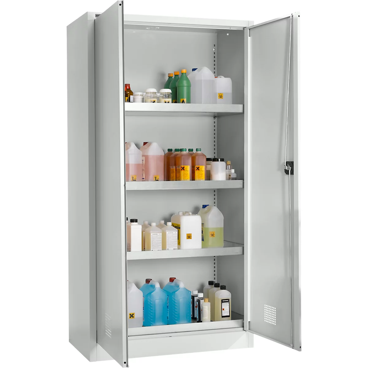 Armoire en acier ouverte avec des bouteilles de produits chimiques. Symboles d'avertissement jaunes, liquides colorés, nombreux contenants différents.