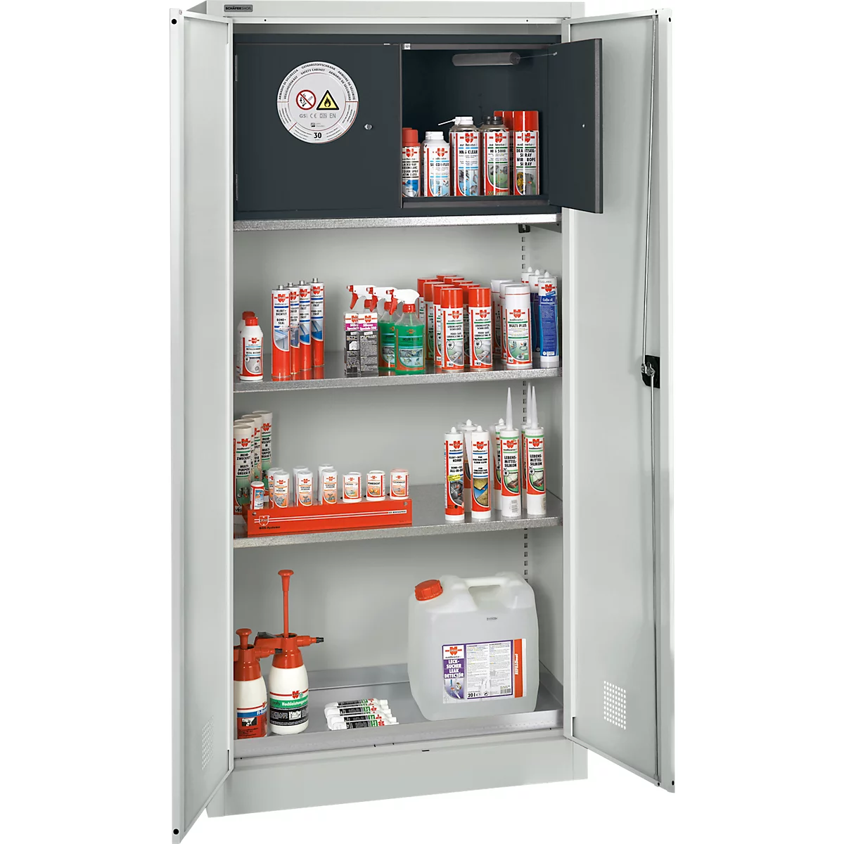 Armoire en acier ouverte avec divers produits chimiques et sprays. Panneau d'avertissement en haut.