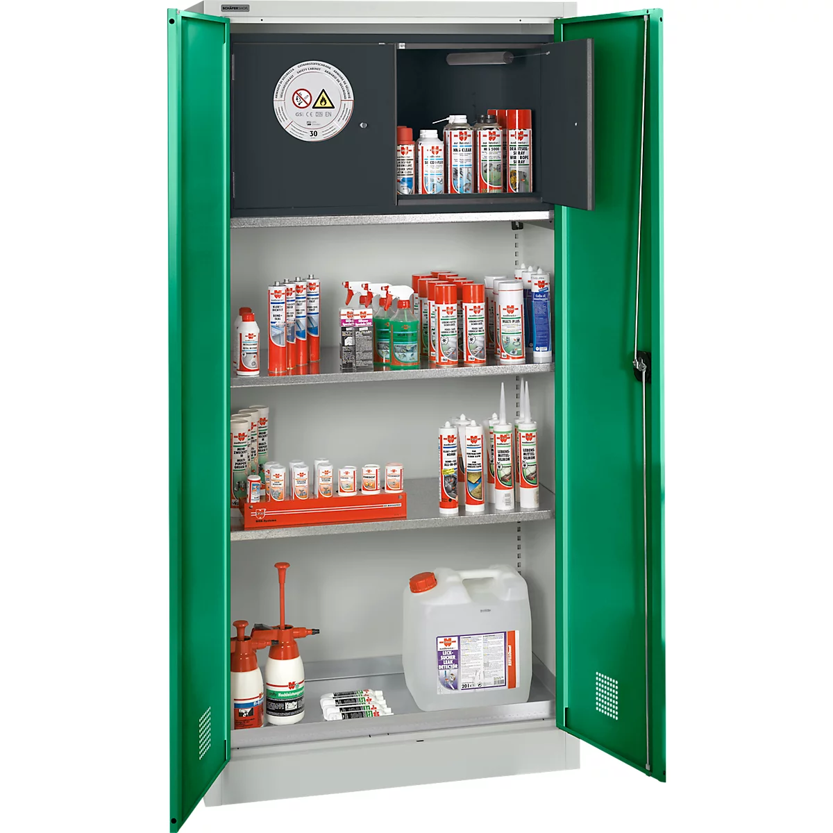 Armoire en acier verte ouverte avec divers produits chimiques. Panneau d'avertissement en haut, poignée verte à droite. Étagères à l'intérieur avec bouteilles, bidons.