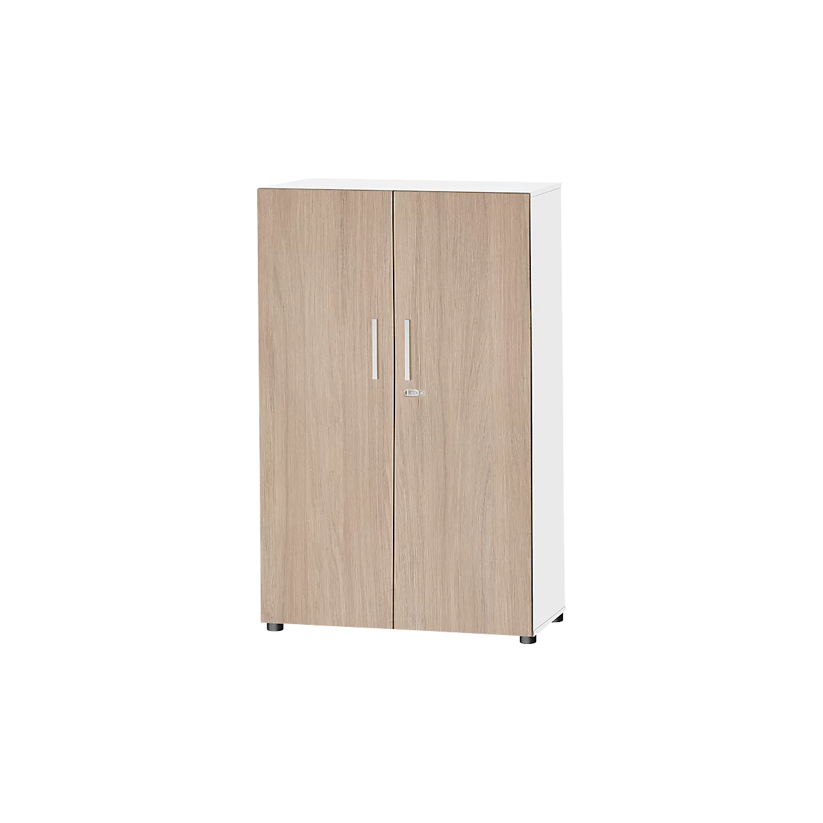 Une armoire à deux portes, grain de bois, poignées argentées et un panneau latéral blanc. Petits pieds noirs en dessous.