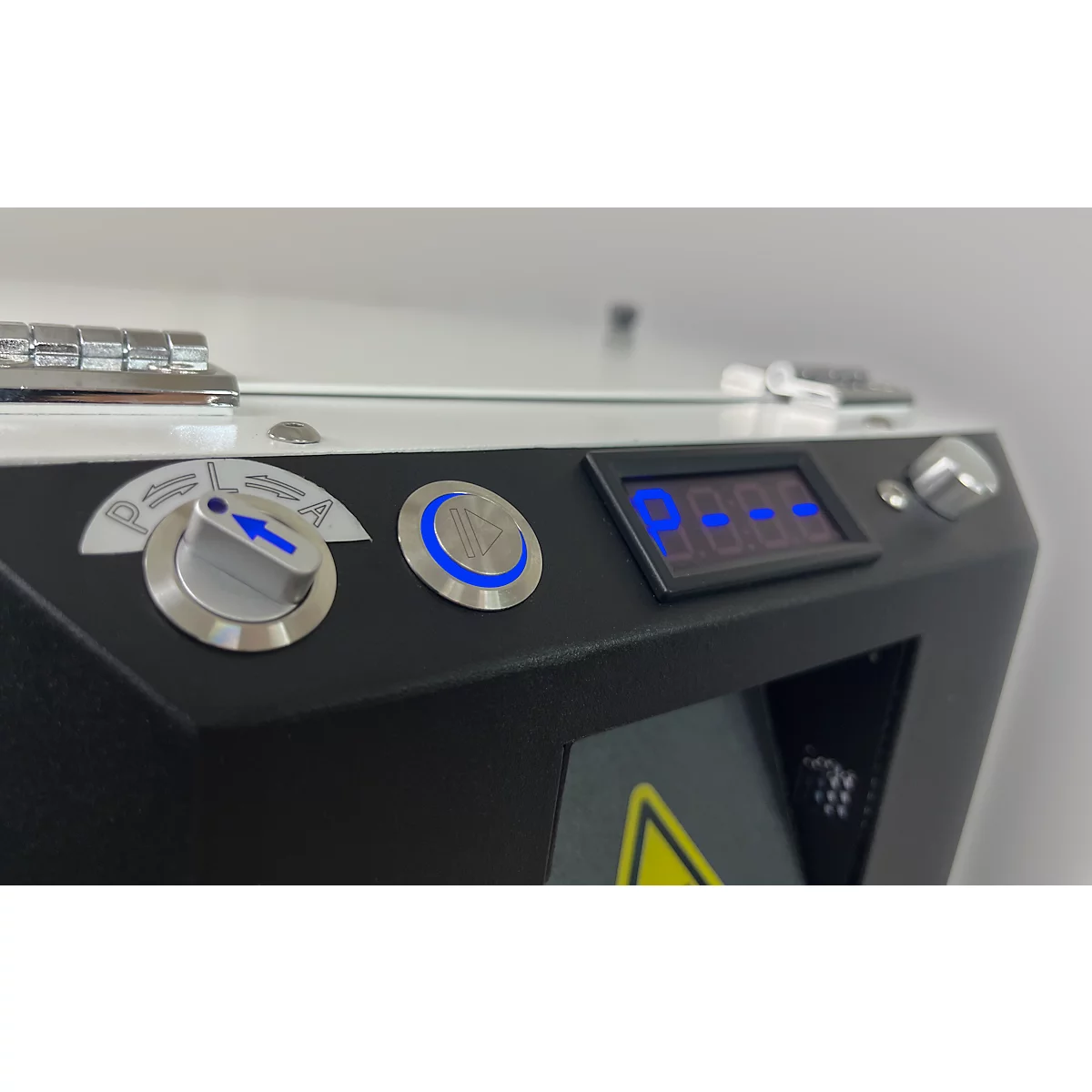 Close-up van een bedieningspaneel. Draaischakelaar, blauwe LED-knoppen, display met cijfers en metalen knoppen op een zwarte ondergrond.