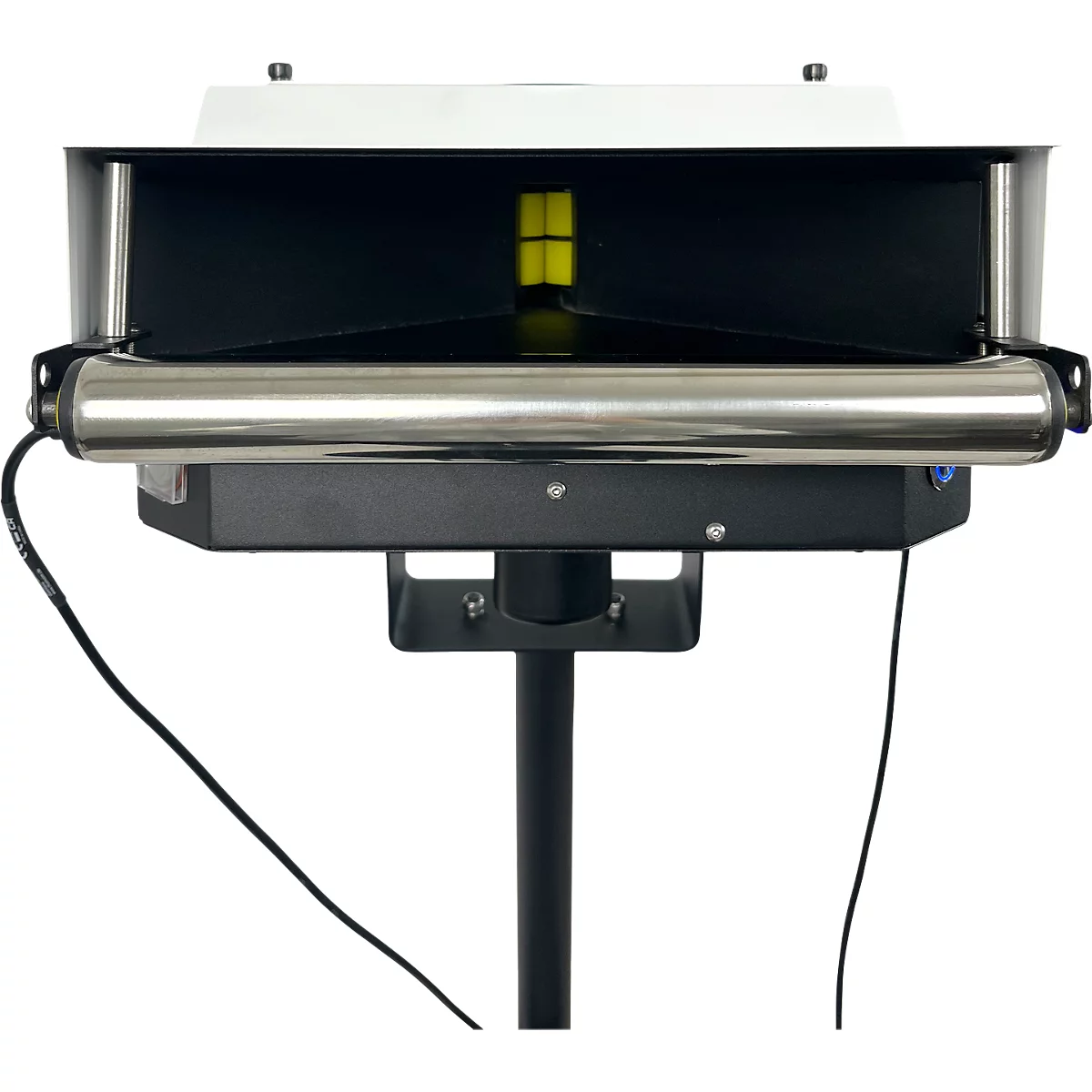 Close-up van een apparaat met roestvrijstalen cilinder, zwarte behuizing, zwarte kabel en gele elementen.