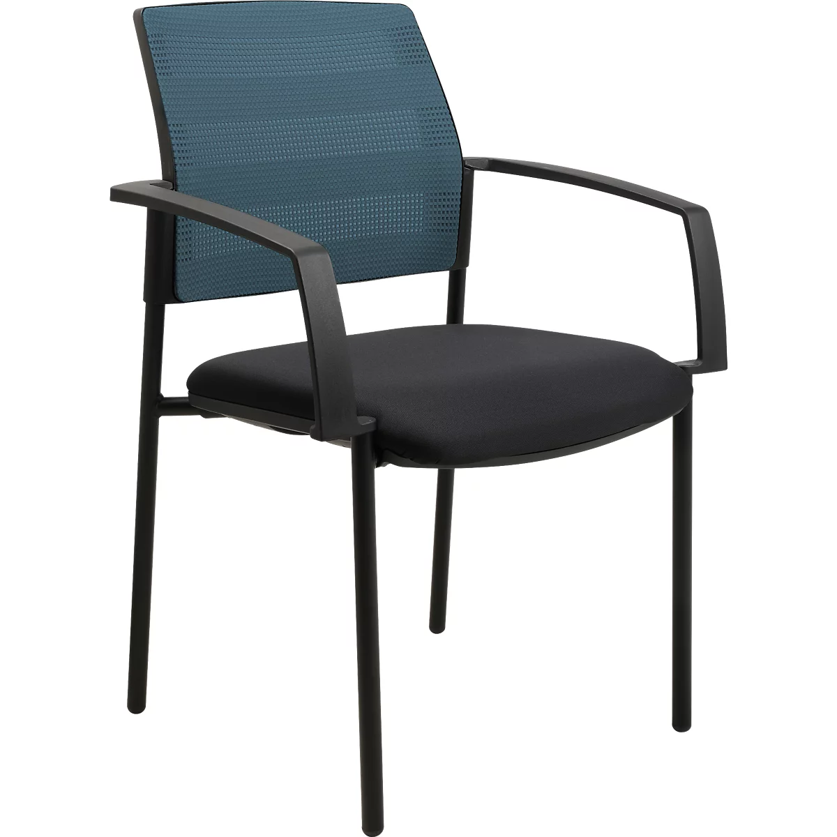 Bureaustoel met zwart frame, zwarte zitting en blauwe mesh rug. Armleuningen zijn aanwezig.