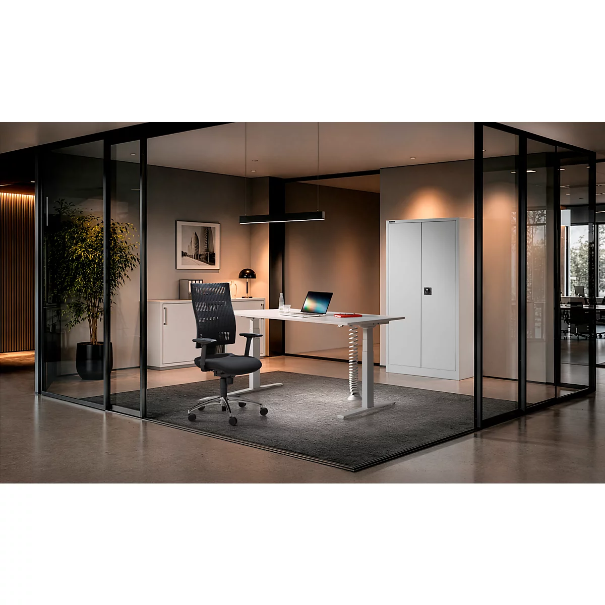 Bureau moderne avec bureau, chaise pivotante noire et armoire blanche dans une salle de conférence vitrée.