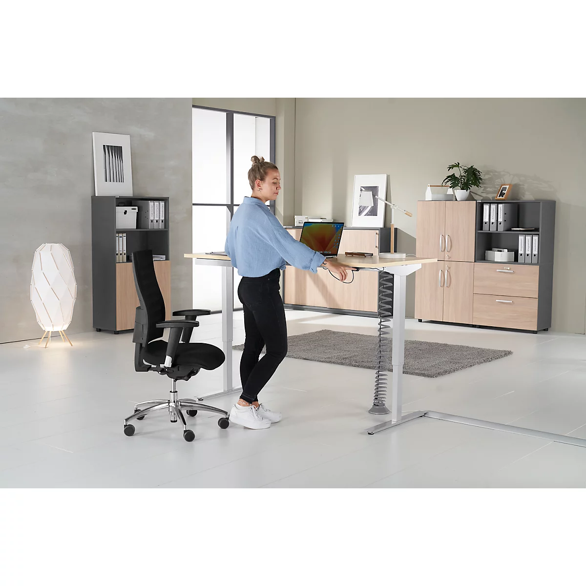Schäfer Shop Select Bureau Start Off - elektrisch in hoogte verstelbaar - T-poot – L 1600 x B 800 x H 705/1205 mm – ahorn/wit aluminium + lade +kabelspiraal