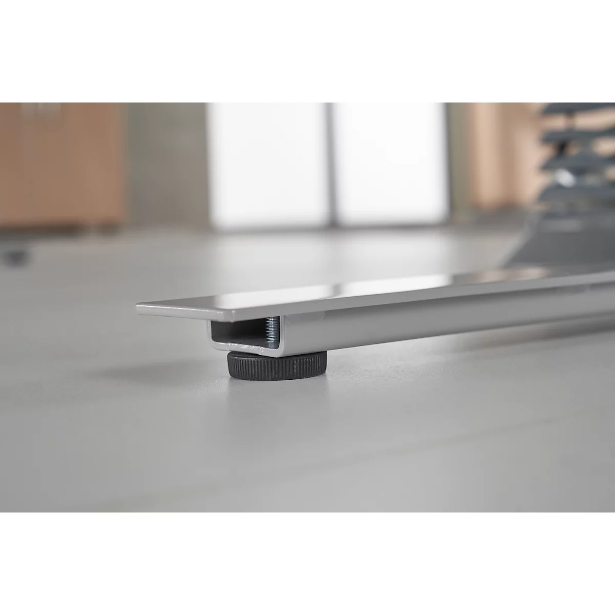 Schäfer Shop Select Bureau Start Off - elektrisch in hoogte verstelbaar - T-poot – L 1600 x B 800 x H 705/1205 mm – ahorn/wit aluminium + lade +kabelspiraal