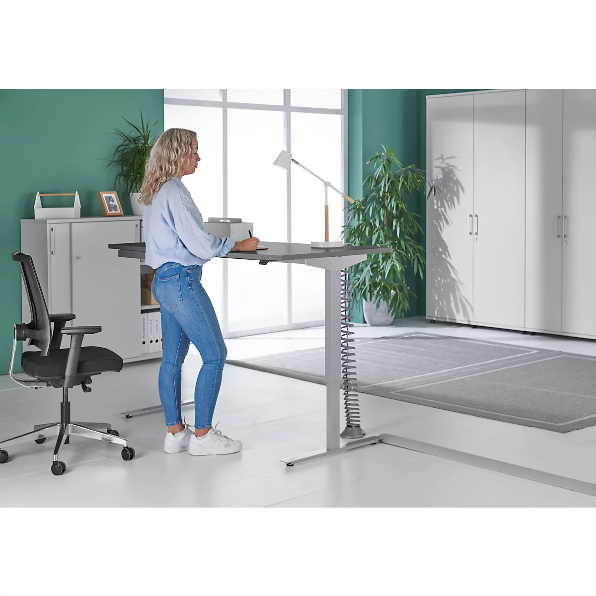 Schäfer Shop Select Bureau Start Off - elektrisch in hoogte verstelbaar - T-poot – L 1600 x B 800 x H 705/1205 mm – grafiet/wit aluminium + lade + kabelspiraal