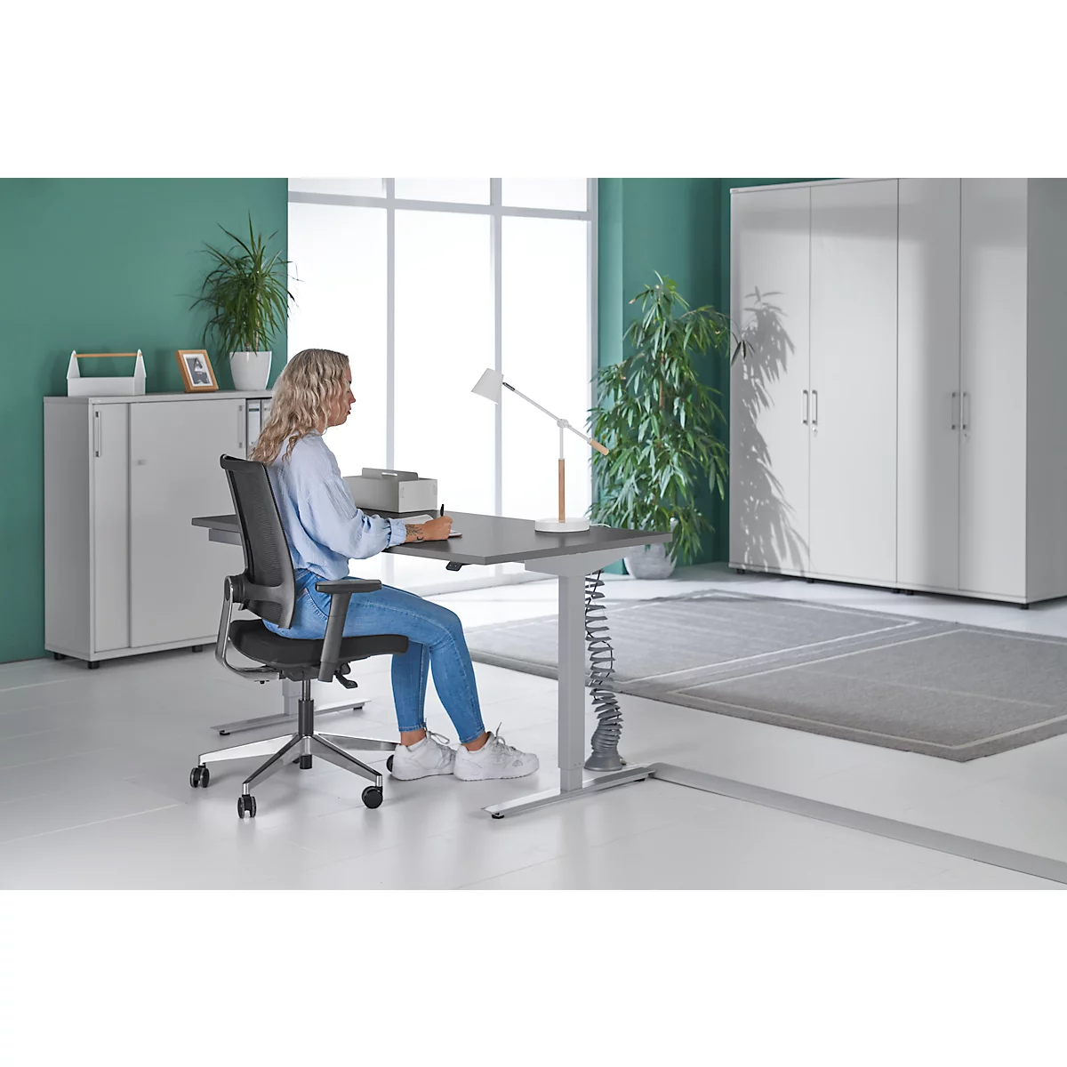 Schäfer Shop Select Bureau Start Off - elektrisch in hoogte verstelbaar - T-poot – L 1600 x B 800 x H 705/1205 mm – grafiet/wit aluminium + lade + kabelspiraal