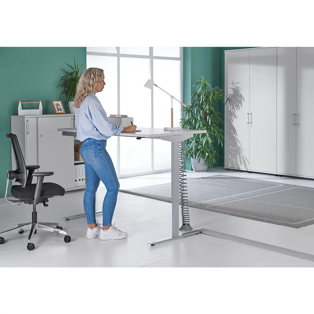 Schäfer Shop Select Bureau Start Off - elektrisch in hoogte verstelbaar - T-poot – L 1600 x B 800 x H 705/1205 mm – lichtgrijs/wit aluminium + lade + kabelspiraal