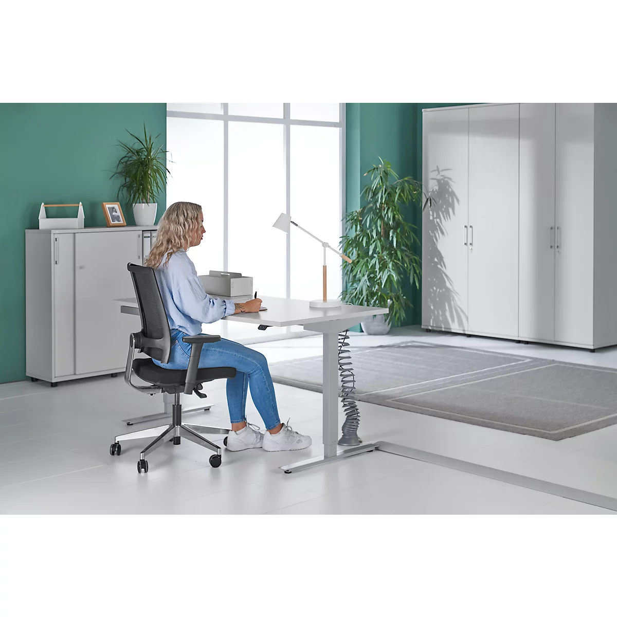 Schäfer Shop Select Bureau Start Off - elektrisch in hoogte verstelbaar - T-poot – L 1600 x B 800 x H 705/1205 mm – lichtgrijs/wit aluminium + lade + kabelspiraal