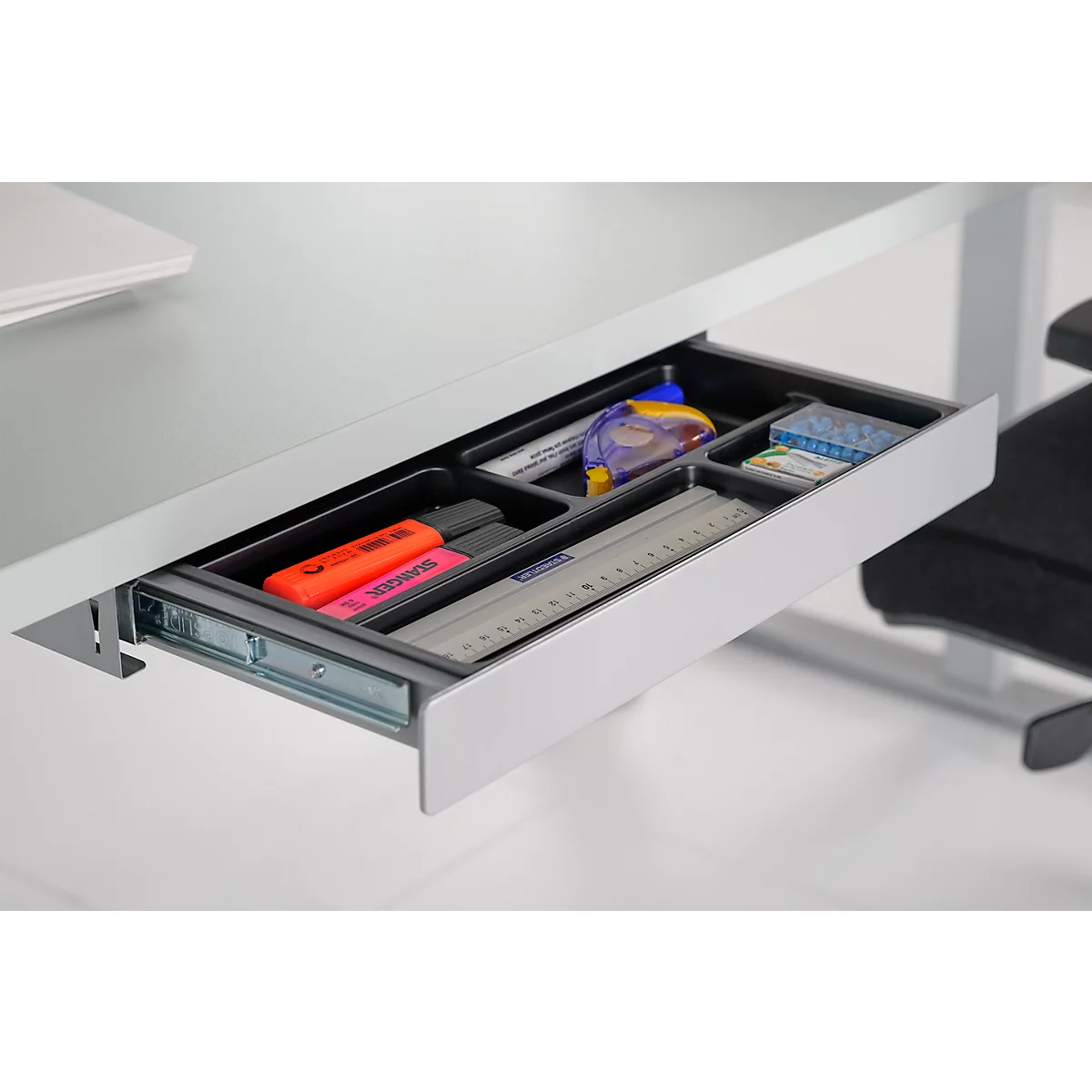 Schäfer Shop Select Bureau Start Off - elektrisch in hoogte verstelbaar - T-poot – L 1600 x B 800 x H 705/1205 mm – lichtgrijs/wit aluminium + lade + kabelspiraal