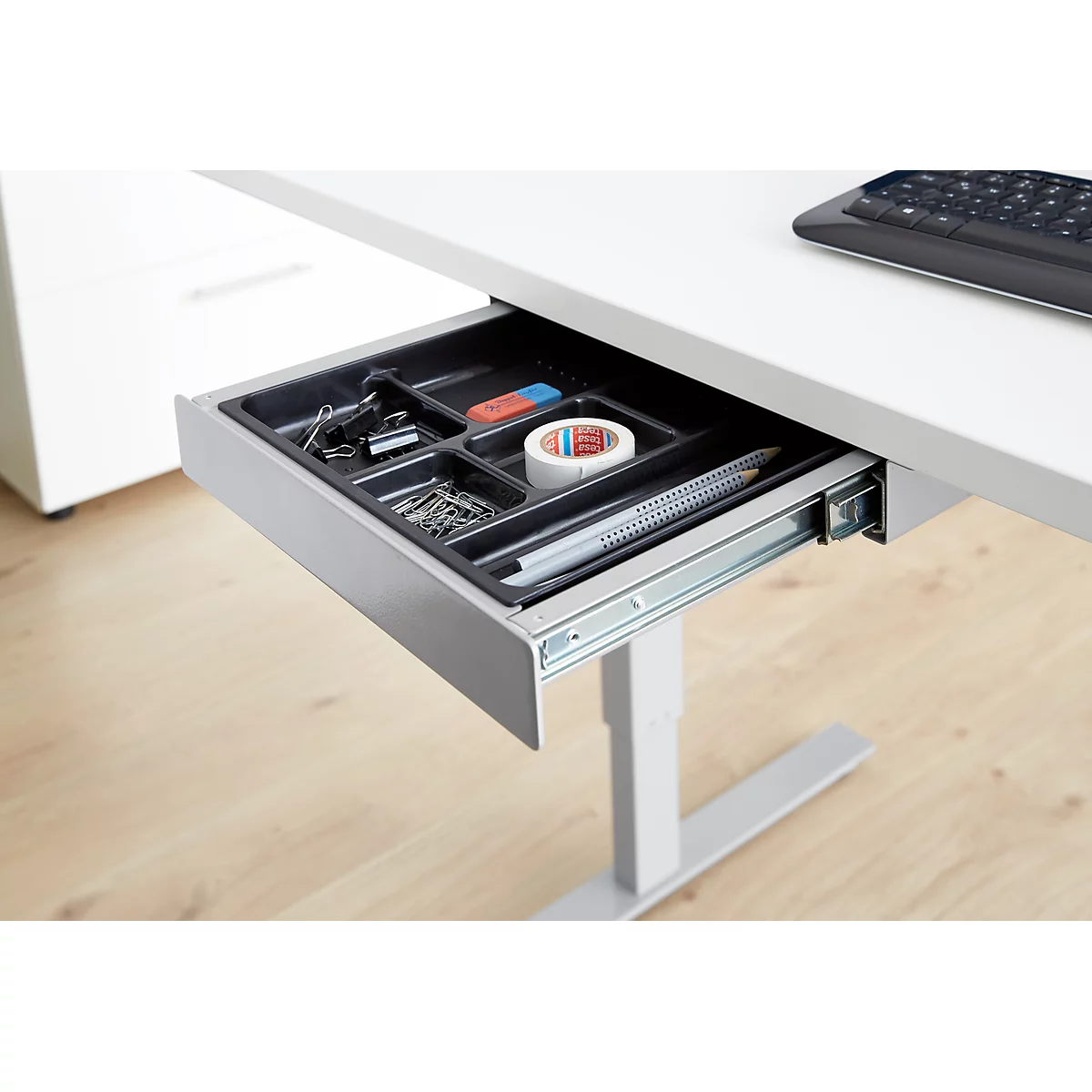 Schäfer Shop Select Bureau Start Off - elektrisch in hoogte verstelbaar - T-poot – L 1600 x B 800 x H 705/1205 mm – wit/wit aluminium + lade +kabelspiraal