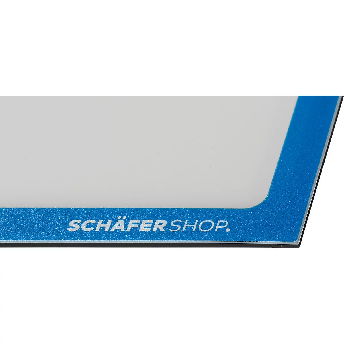 Détail d'un objet blanc avec un bord bleu et l'inscription "SCHÄFER SHOP".