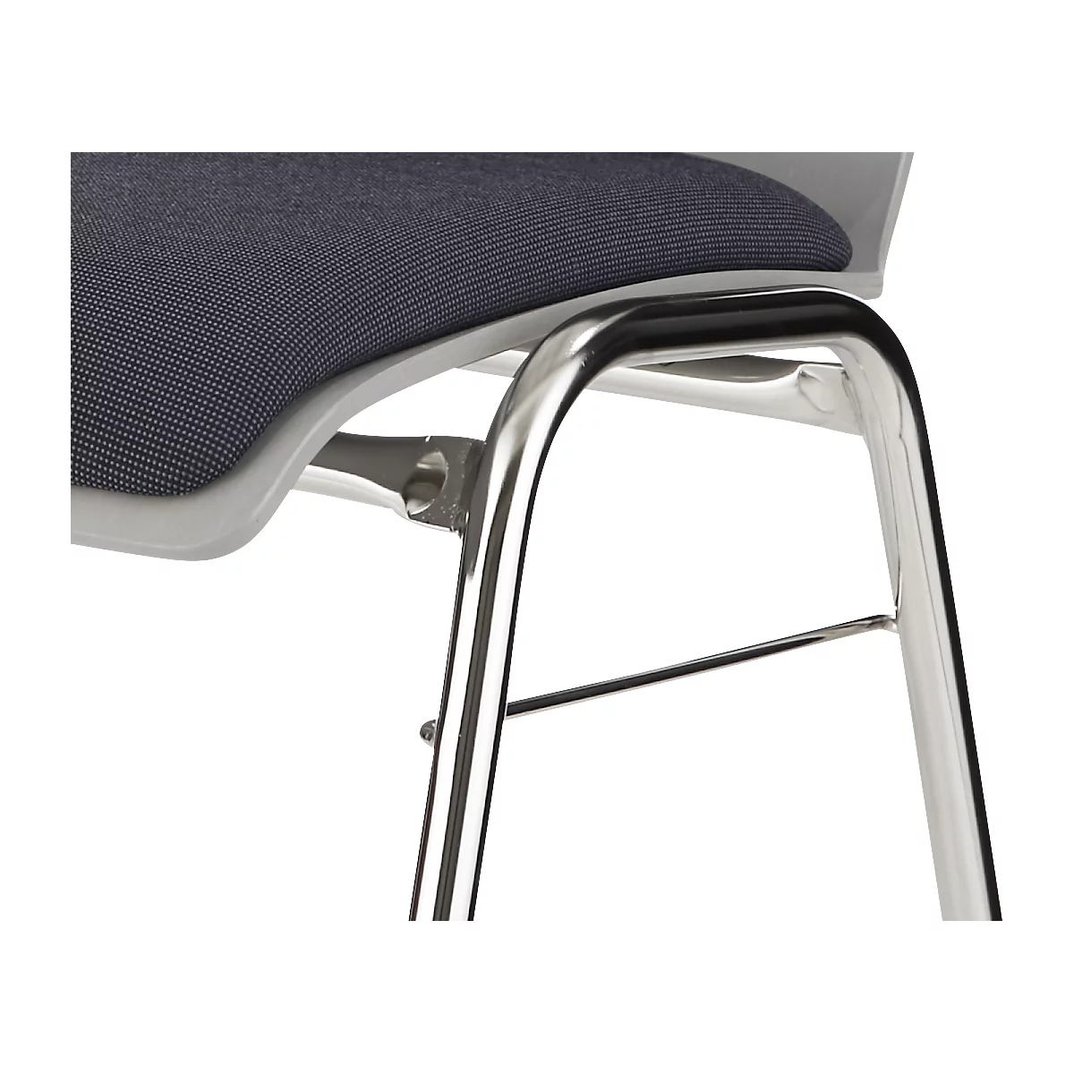 Gros plan d'une chaise : tissu gris, métal chromé, construction détaillée.