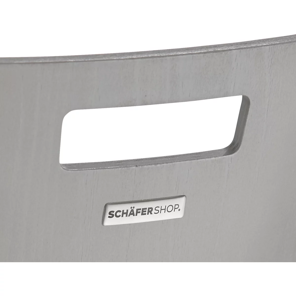 Détail gris d'un dossier de chaise avec encoche de poignée et l'inscription SCHÄFERSHOP.