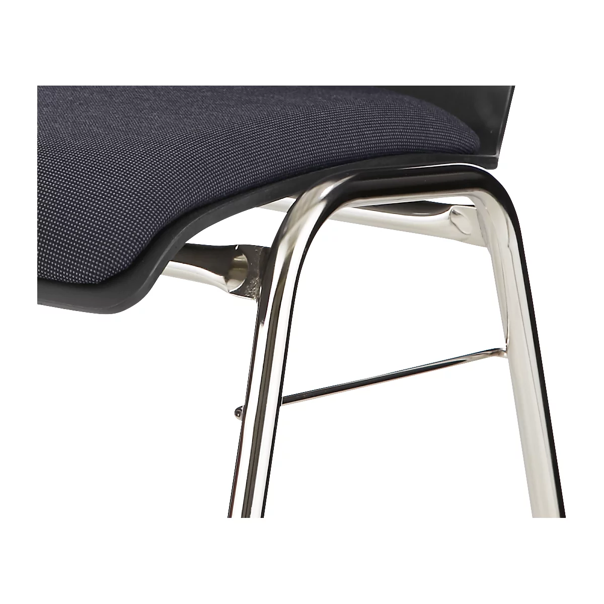 Gros plan sur un pied de chaise, en métal poli. L'assise est en tissu sombre et texturé.