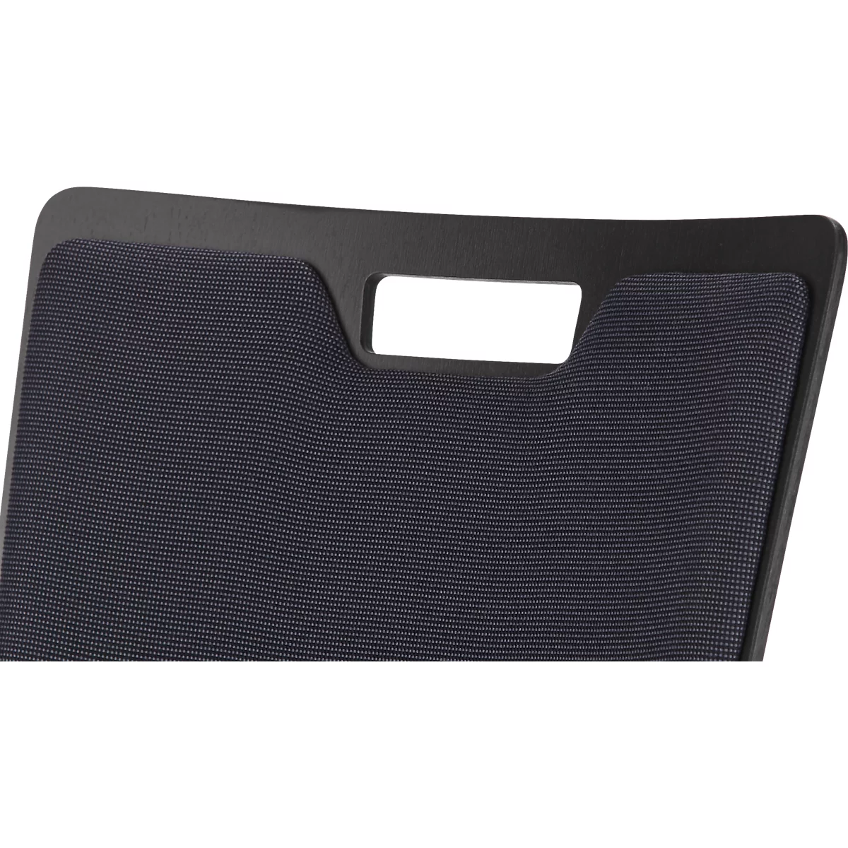 Gros plan sur le dossier d'une chaise de bureau noire avec une ouverture rectangulaire pour la poignée.