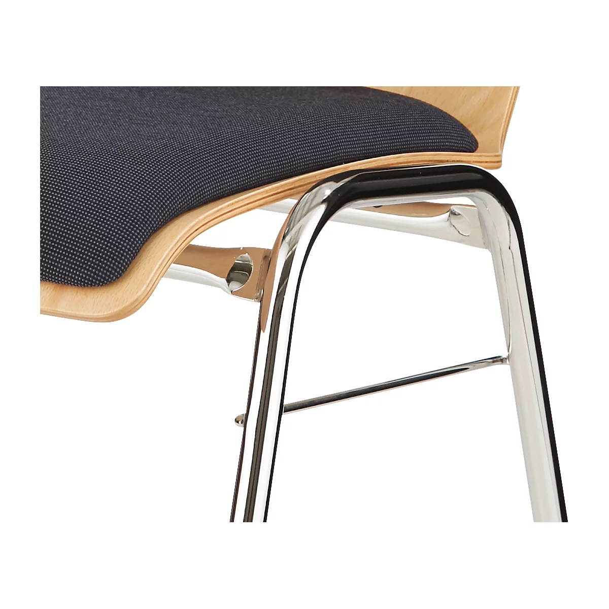 Détail d'une chaise. L'assise est recouverte de tissu bleu foncé, le cadre est en métal chromé.