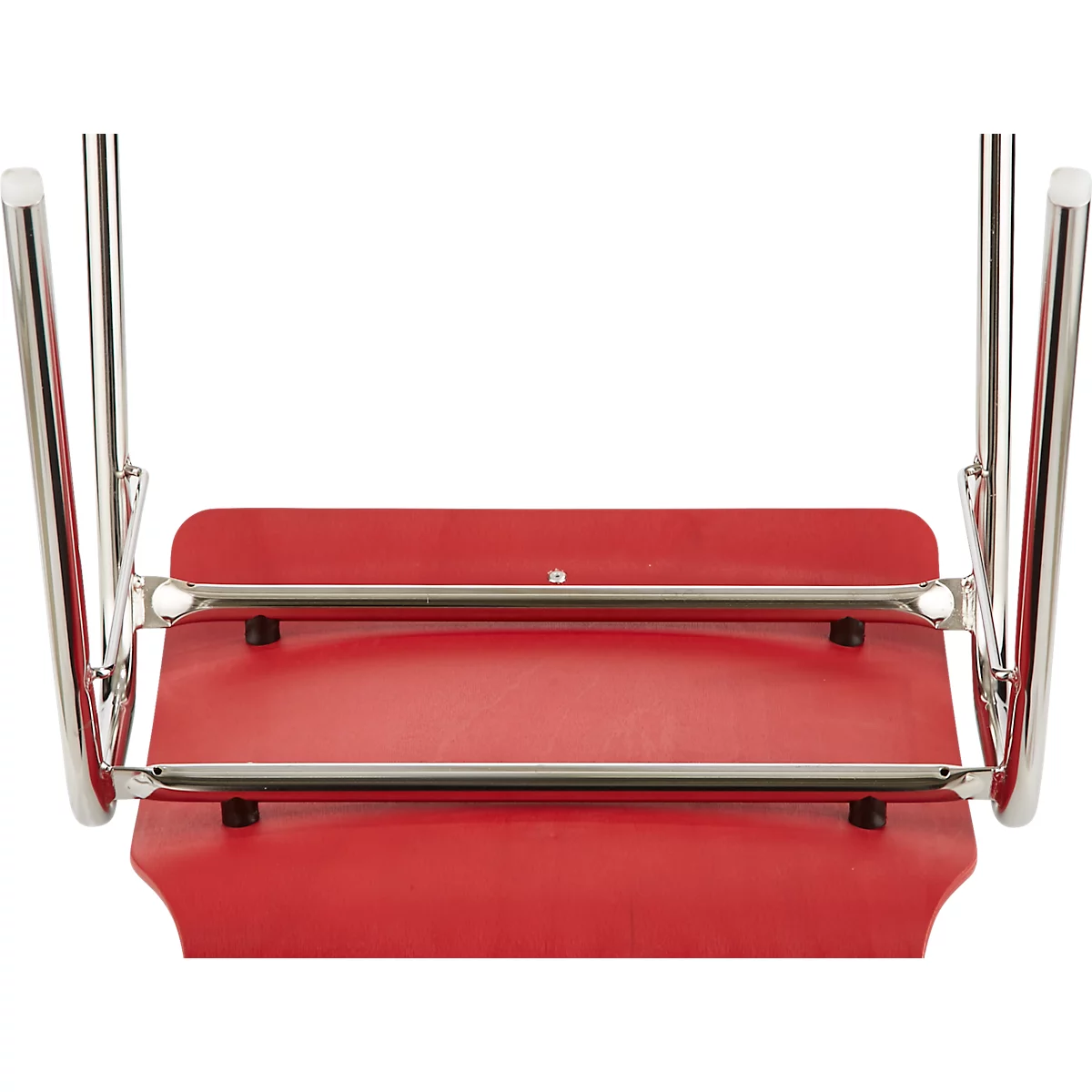 Vue de dessus d'une chaise rouge. On voit les pieds, le cadre et le siège.