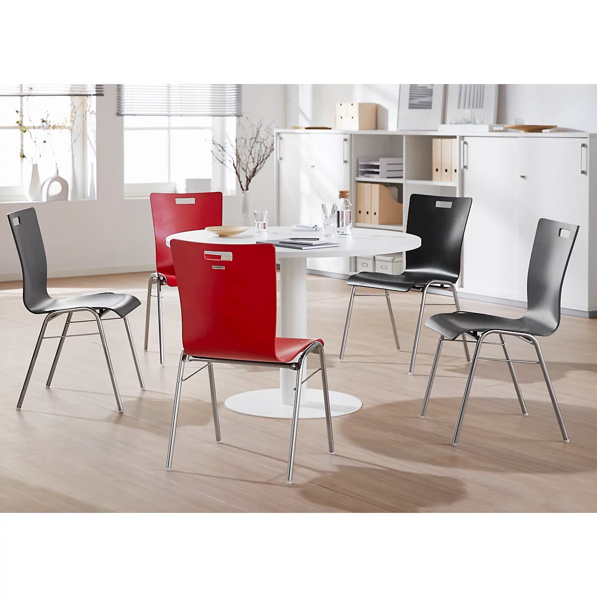 Schäfer Shop Select Chaise empilable rouge, empilable jusqu'à 10 pièces, résistante aux désinfectants, sans rembourrage en tissu, L 430 x P 410 x H 450 mm, bois &amp; acier