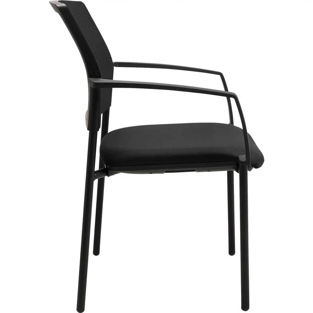 Vue latérale d'une chaise noire avec accoudoirs. Assise rembourrée, dossier en mesh. Cadre noir.