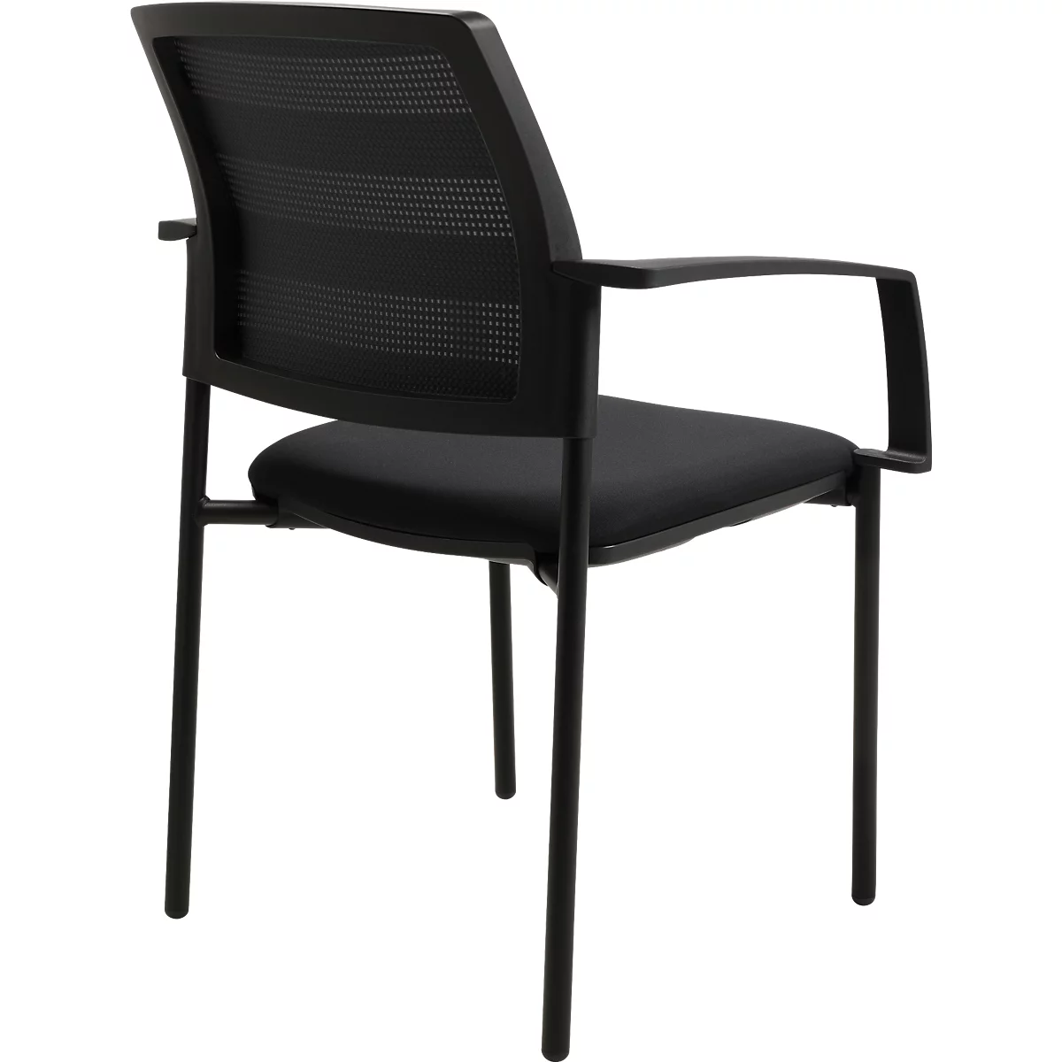 Chaise de bureau noire. L'assise et le dossier sont rembourrés, avec accoudoirs. Dossier en tissu maillé.