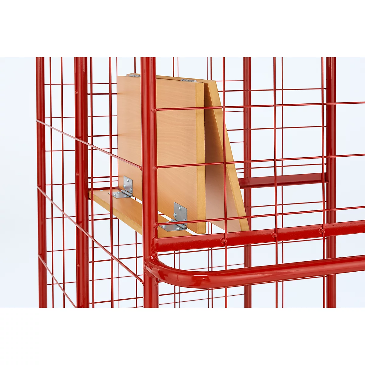 Gros plan d'un chariot roulant rouge avec une étagère en bois et des équerres métalliques.